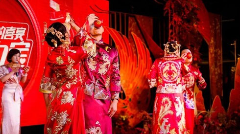 “最国潮”婚礼来袭，健力宝幸?；檠缂锹济缆笨?/></div>
                        <div   id=
